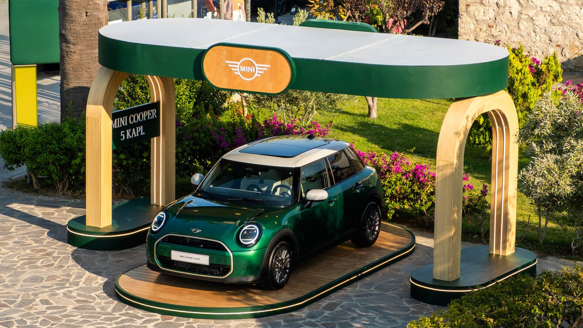 Yazın Ritmi MINI Cooper 5 Kapı ile Çeşme’de | MINI Türkiye